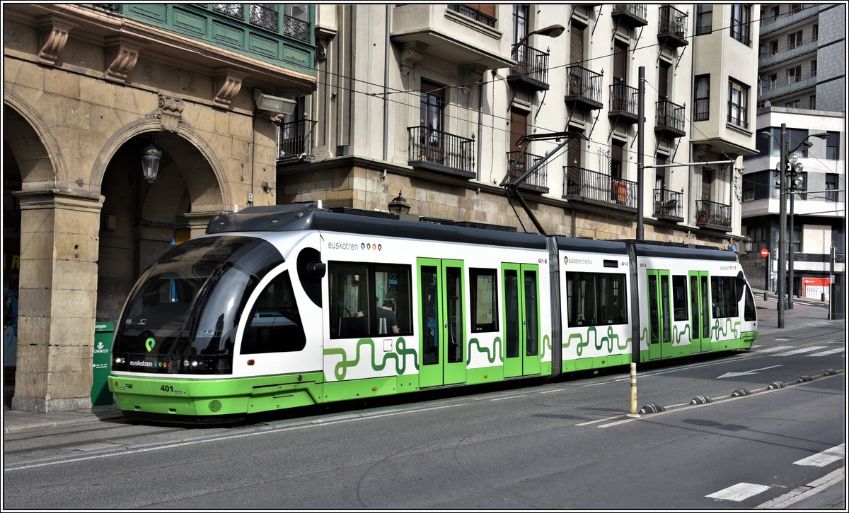 CAF Tram 401 auf dem Einspurabschnitt in der Erribera Kalea in Bilbao.(25.09.2019)