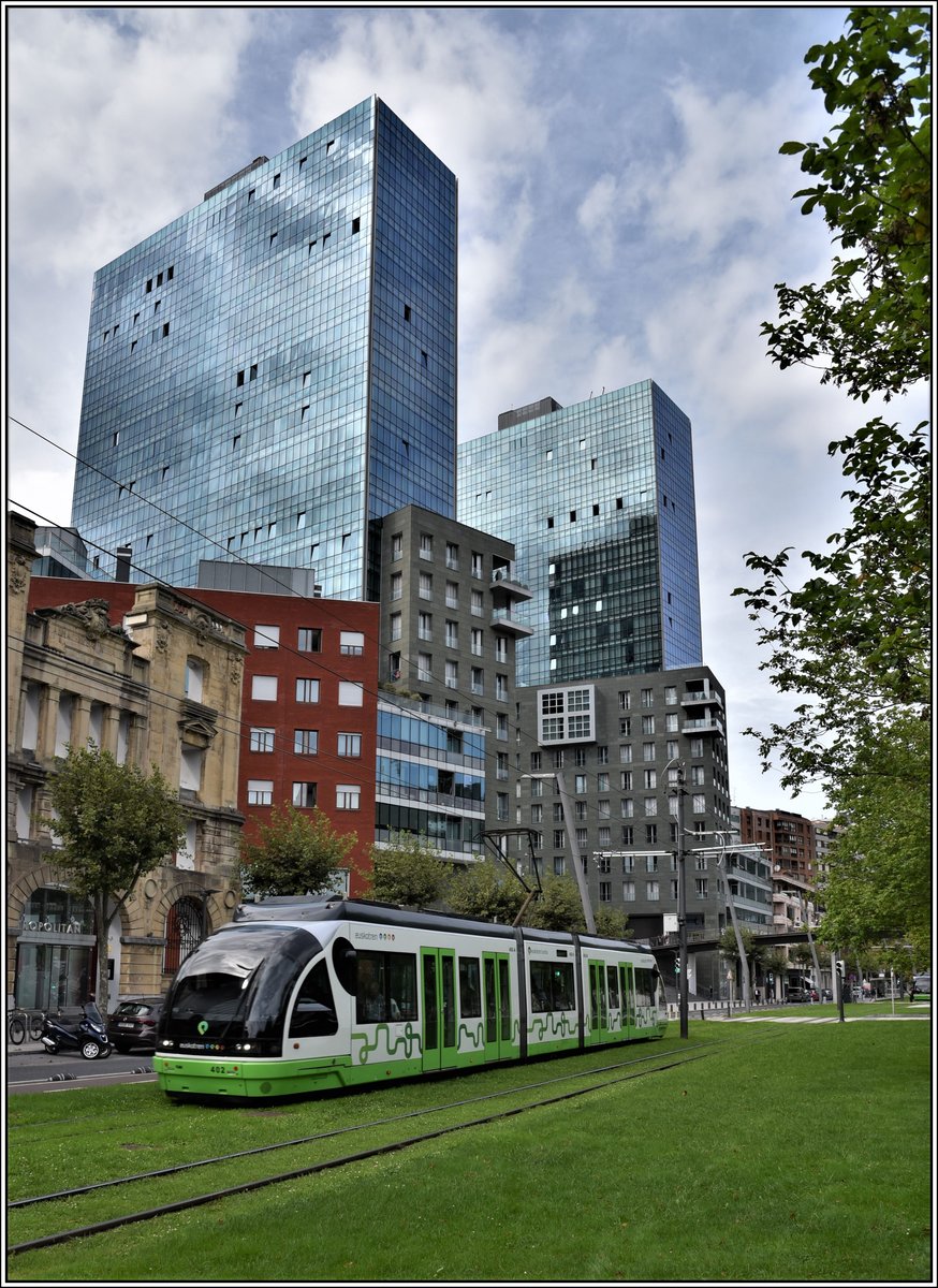 CAF Tram 402 auf dem Rasengleis beim Guggenheim Museum in Bilbao. (25.09.2019)