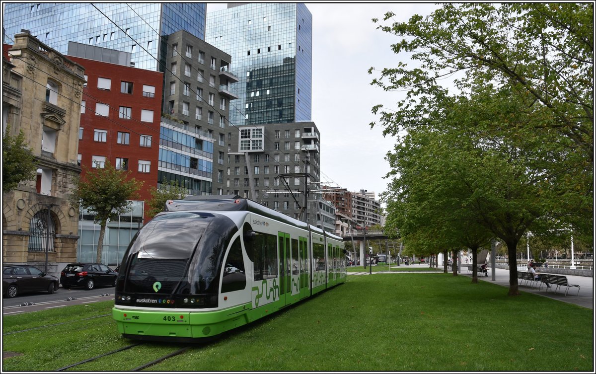 CAF Tram 403 auf dem Rasengleis beim Guggenheim Museum in Bilbao. (25.09.2019)
