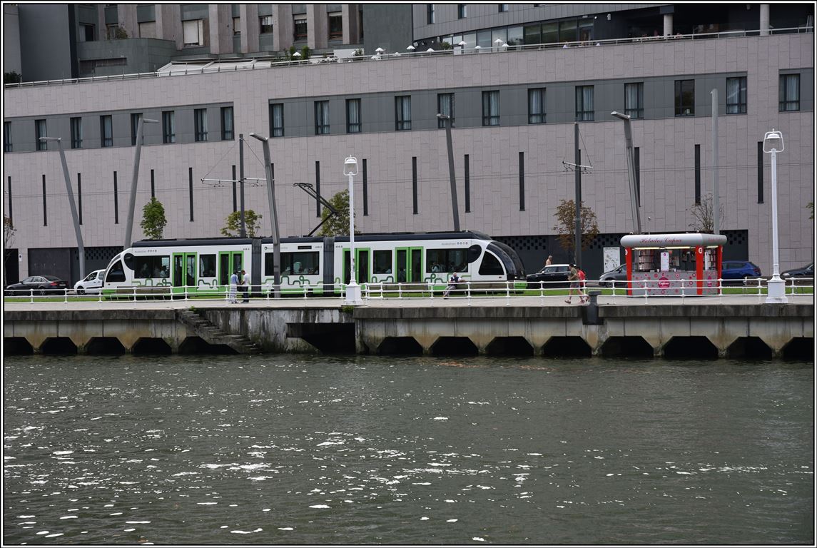 CAF Tram am Ufer des Nervión in Bilbao. (25.09.2019)