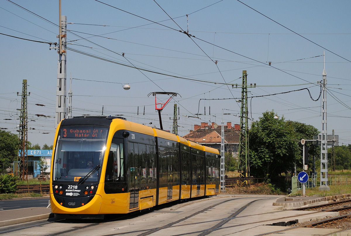 CAF Urbos 2218 nähert sich als Linie 3 der Haltestelle Eles Sarok. (12.07.2016)