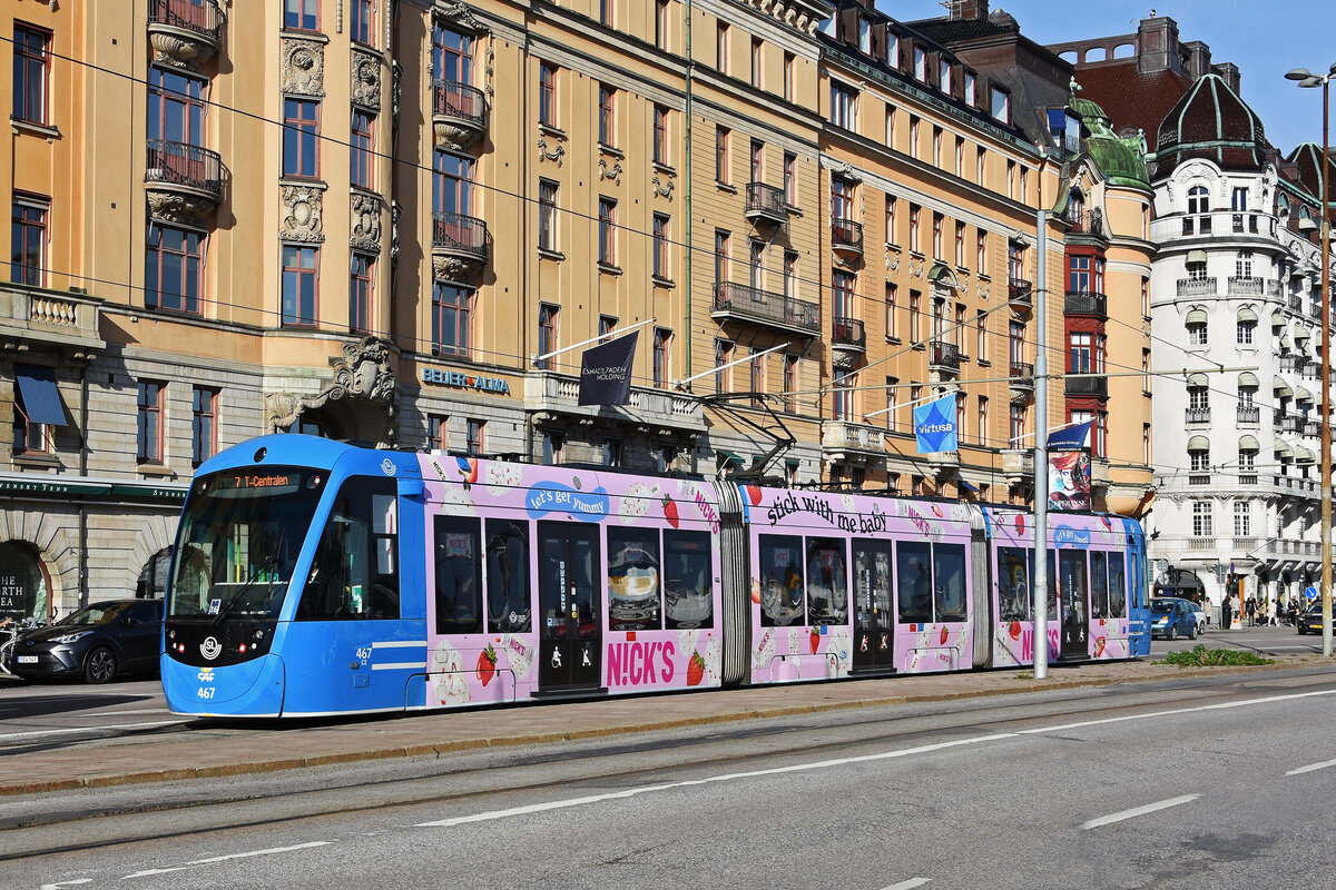 CAF Urbos AXL 467 mit der Werbung für NICKS, auf der Linie 7, fährt zur Haltestelle Nybroplan. Die Aufnahme stammt vom 01.06.2022.