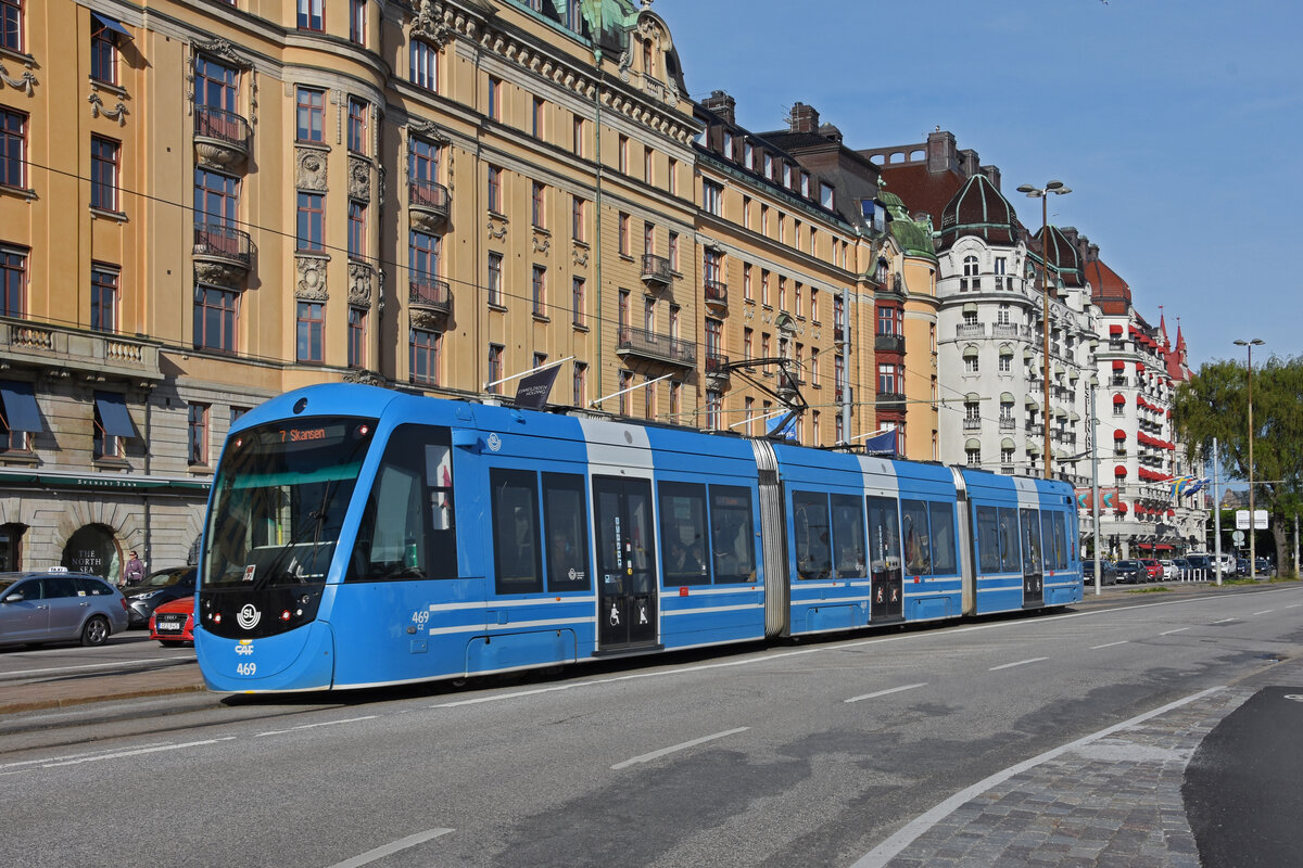 CAF Urbos AXL 469, auf der Linie 7, verlässt die Haltestelle Nybroplan. Die Aufnahme stammt vom 31.05.2022.