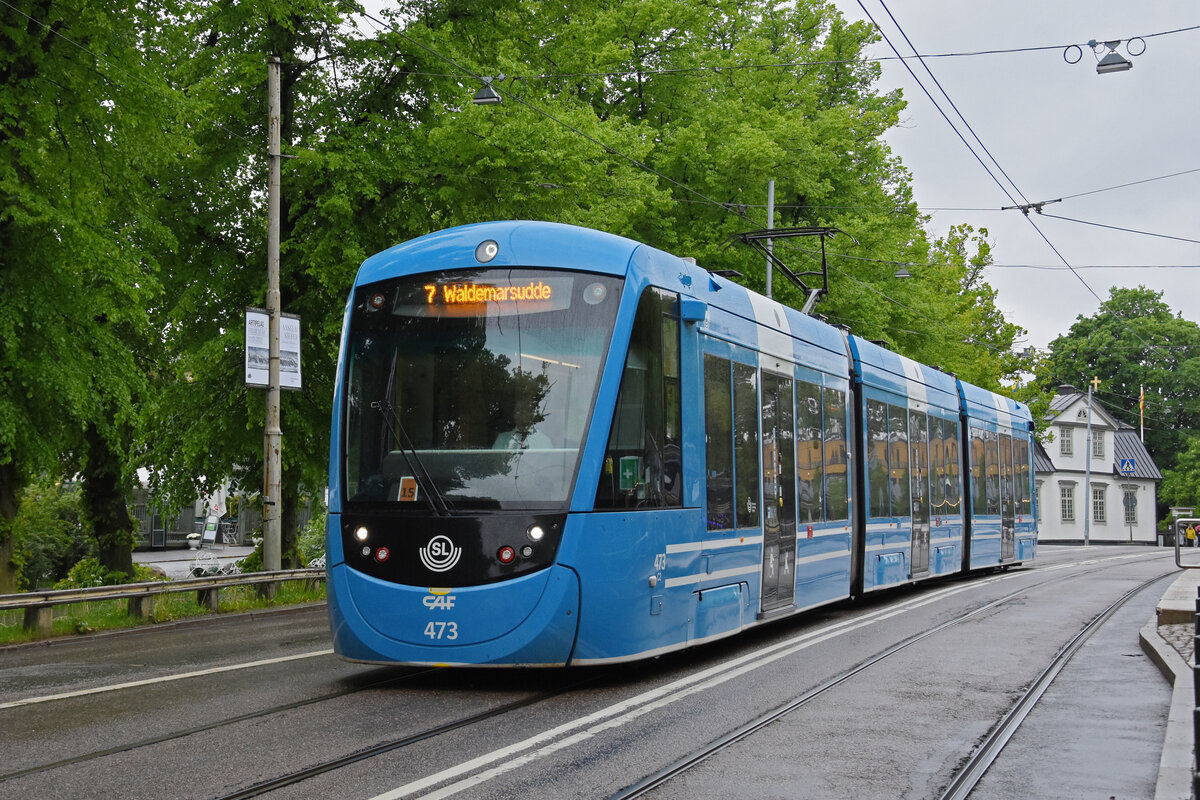 CAF Urbos AXL 473, auf der Linie 7, fährt am 02.06.2022 bei der Haltestelle Nordiska/Vasamuseet ein.
