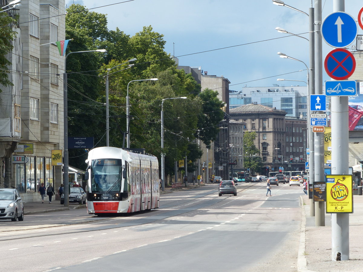 CAF Urbos AXL (Niederflurtram aus Spanien) in Tallinn. Diese Straßenbahnen haben mich durch eine sehr hohe Laufruhe beeindruckt. Narva Nmt, Tallinn, 3.8.2016