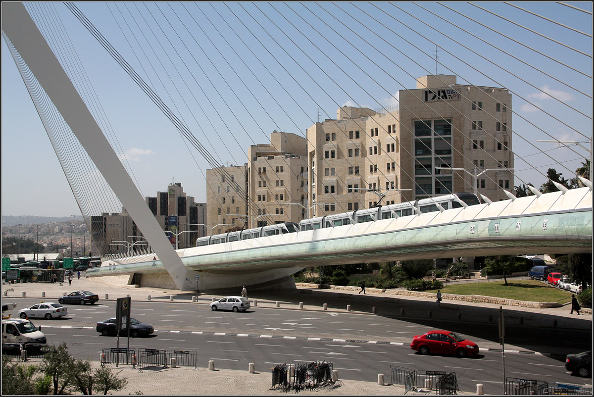 Calatrava-Brücke -

Etwas versteckt quert eine Tram die elegante Brücke in Jerusalem.

20.03.2014 (M)