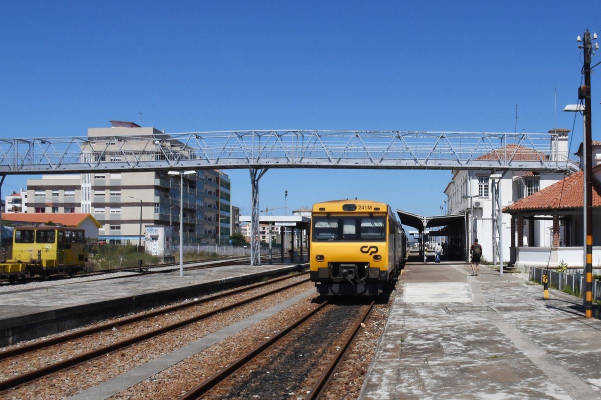 CALDAS DA RAINHA (Distrikt Leiria), 15.08.2019, Zug Nr. 241M als Regionalzug von Leiria hat seinen Zielbahnhof erreicht