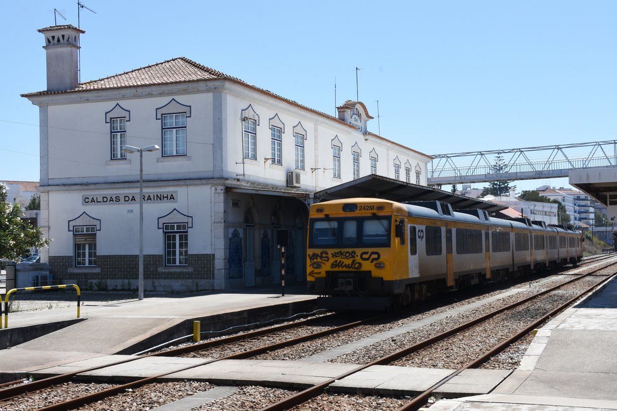 CALDAS DA RAINHA (Distrikt Leiria), 15.08.2019, Zug Nr. 242M im Bahnhof
