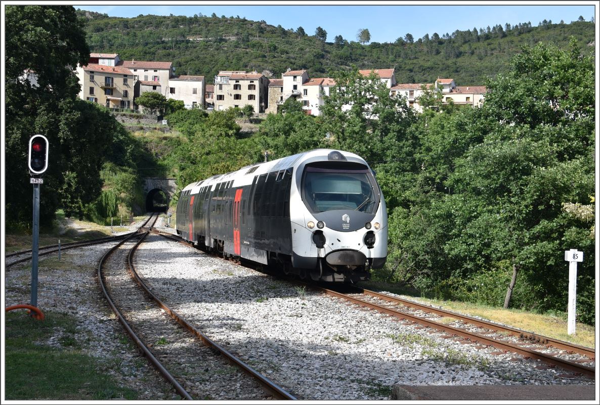 Camini di Ferru di a Corsica/Chemins de fer de la Corse.Gegenzug 7 mit AMG801 trifft in Venaco ein. (23.05.2017)