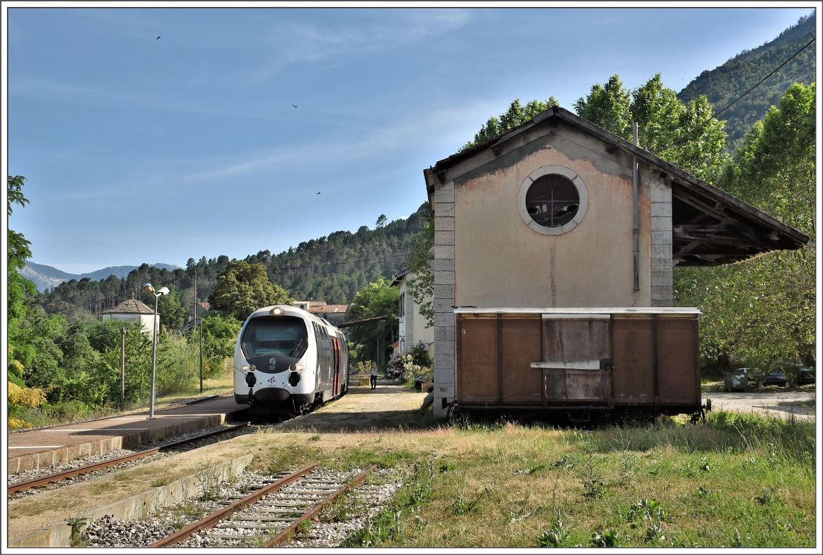 Camini di Ferru di a Corsica/Chemins de fer de la Corse. Anhand der grosszügigen Anlagen muss es früher auch mal einen beträchtlichen Güterverkehr gehabt haben. Hinter dem Güterschuppen von Venaco steht noch ein Überbleibsel aus jener Zeit. (23.05.2017)