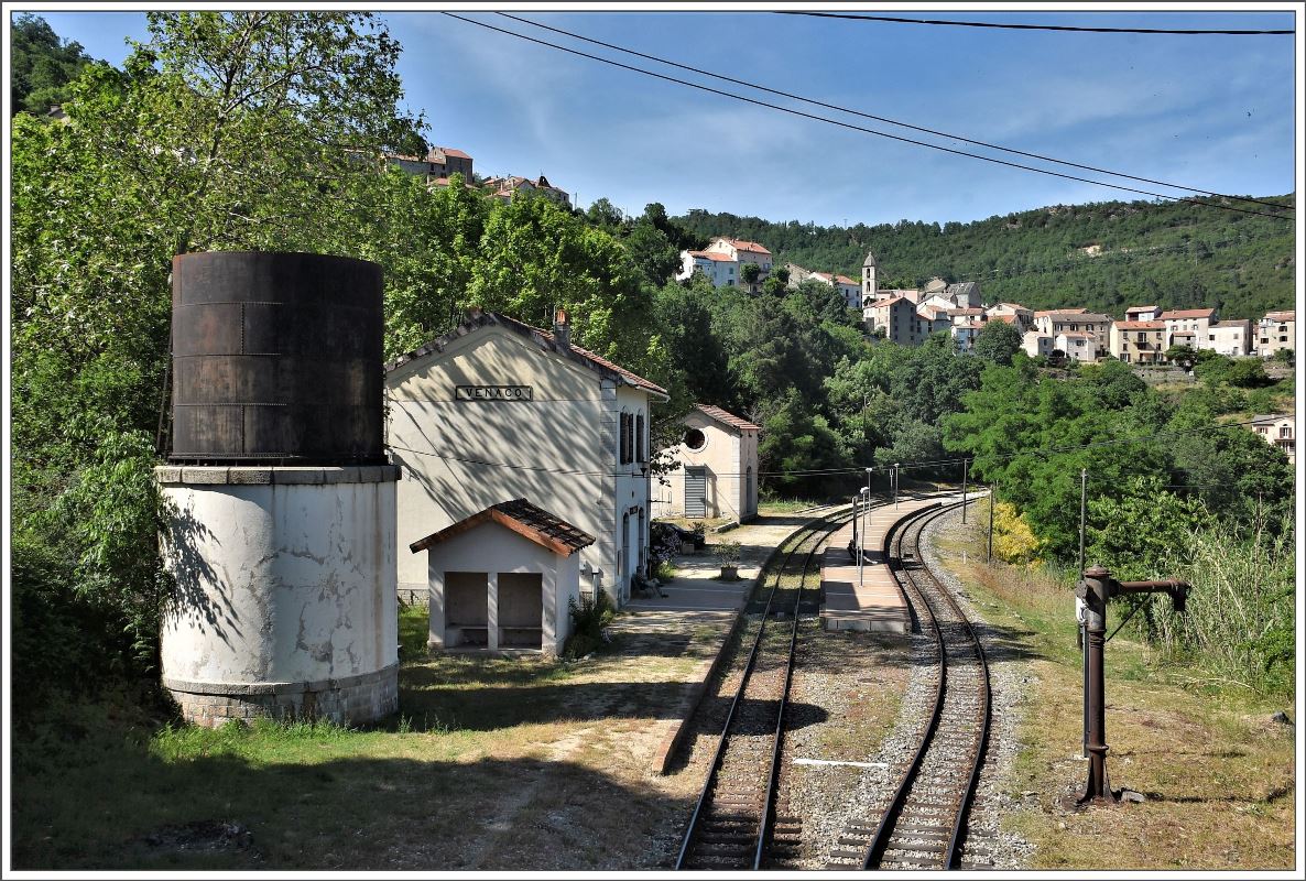 Camini di Ferru di a Corsica/Chemins de fer de la Corse. Kreuzungsstation Venaco mit intakter Infrastruktur aus der Dampfzeit. (23.05.2017)