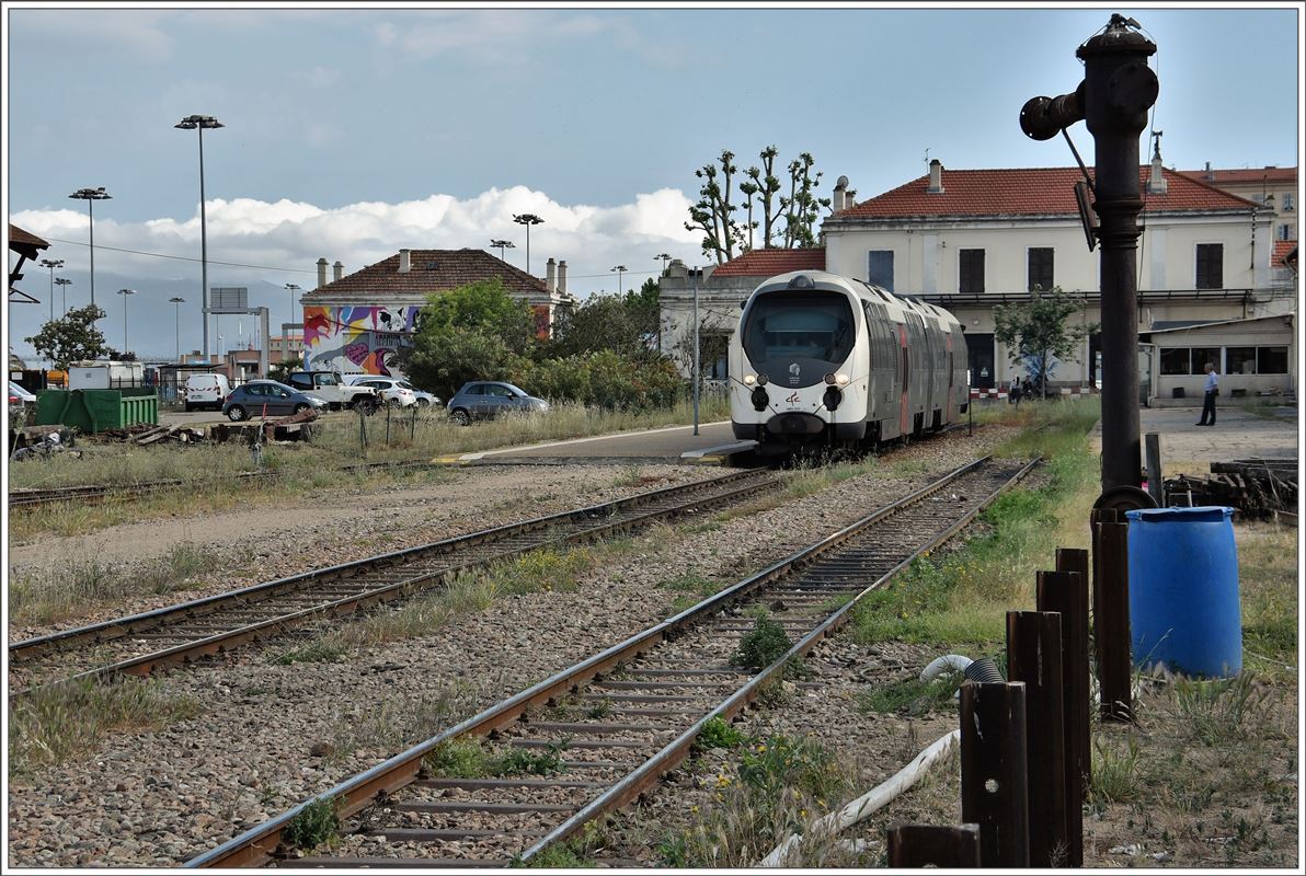 Camini di Ferru di a Corsica/Chemins de fer de la Corse. AMG803 Zug 506 nach Mezzana in Ajaccio. (19.05.2017)