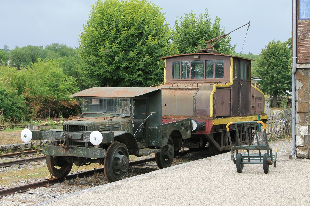 Camion Dodge 4x4 (1942) und eine E-Lok der Chemin de fer touristique du Haut Quercy auf Bahnhof Martel am 29-6-2014.