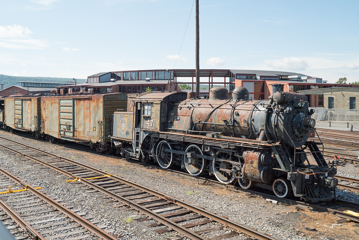 Canadian National #47 Class 4-6-4T in der Steamtown National Historic Site in Scranton, PA am 06.08.2022. Gebaut von den Montreal Locomotive Works wurde sie 1914 an die Grand Trunk Railway ausgeliefert und beförderte Pendlerzüge im Raum Montreal. Nach der Insolvenz der GTR erfolgte 1920 die Verstaatlichung des Unternehmens unter dem Dach der CNR. Maschinen diesen Typs wurden auch in den USA in den Großräumen New York, Boston und Chicago eingesetzt. Heute ist die CN #47 die einzige in den USA erhalten gebliebene Class 4-6-4T.