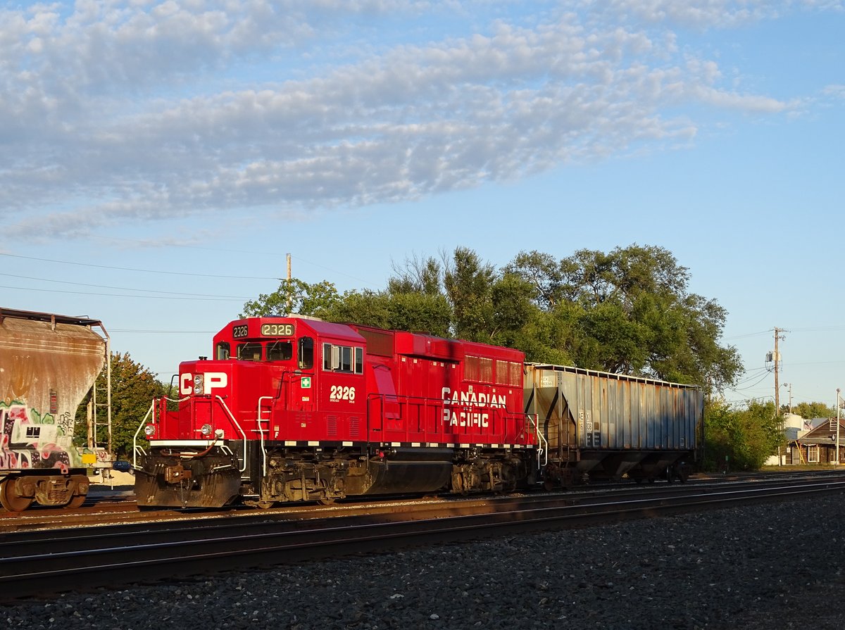 Canadian Pacific 2326  EMD GP20C-ECO im Bhf Winona,Minnesota am Abend des 9.Okt.2017