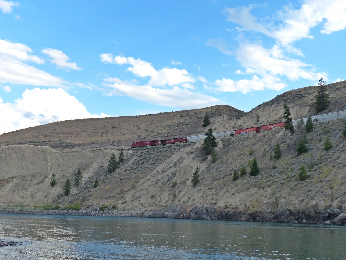 Canadian Pacific 8856 und 8544 ziehen einen G�terzug mit knapp 200 Wagen am 02.09.2013 in Richtung Kamloops.