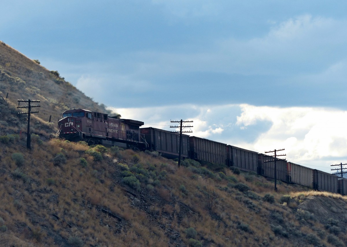Canadian Pacific 9826 l�uft am 02.09.2013 am Ende eines Kohlezuges in Richtung Westen mit.