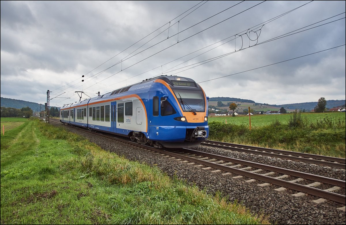 Cantus 427 001 der Linie R5 ist am 04.10.2017 in Richtung KasselHbf. bei Reilos zu sehen.