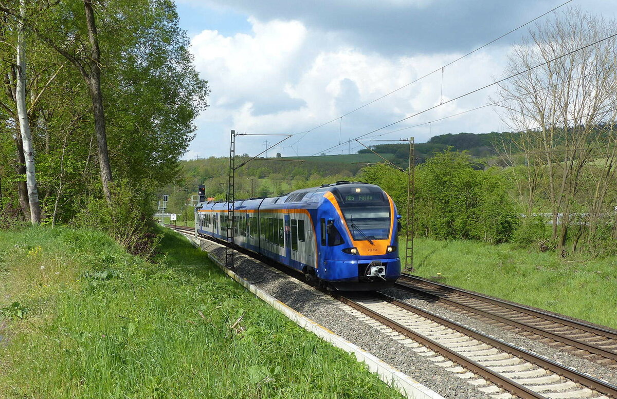 Cantus 428 051 als RB 24215 von Kassel Hbf nach Fulda, am 19.05.2021 in Oberhaun.