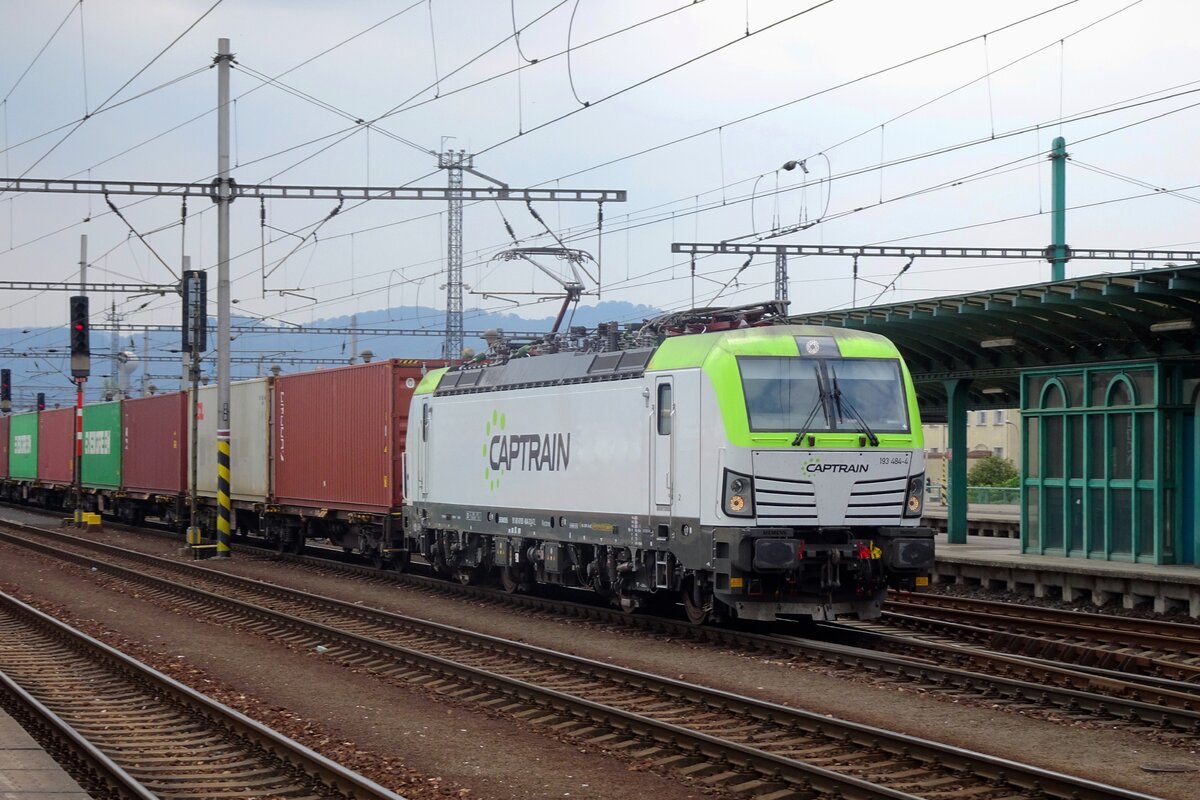 Caprain 193 484 zieht ein Containerzug durch Deçin hl.n. am Abend von 20 Juni 2022.
