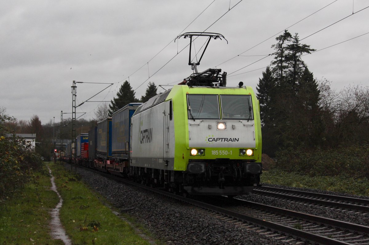 Captain 185 550-1 auf der Bahnstrecke Frankfurt-Hanau bei Hanau West am 8. Dezember 2019