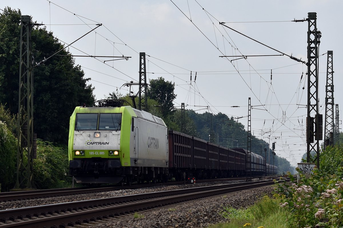 Captain 185-CL 005 (91 80 6185 505-5 D-ITL) zieht ihren Lindwurm aus Falns und Eanos am 2.8.2017 über die Weichen am Abzweig zur Güterumgehung in Münster-Sudmühle und beschleunigt hinter dem Bahnübergang  Sudmühlenstraße  in Richtung Osnabrück.