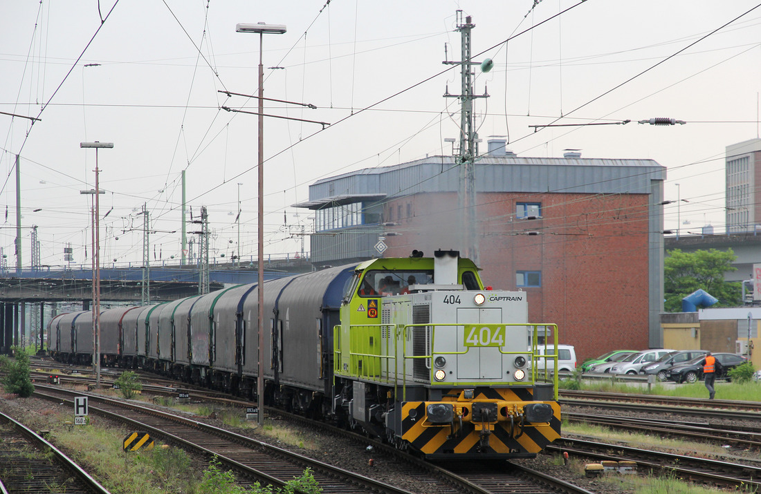 Captrain / Dortmunder Eisenbahn 404 begegnete mit mit Schiebeplanenwagen am 10. Mai 2018 im Hagener Hauptbahnhof.