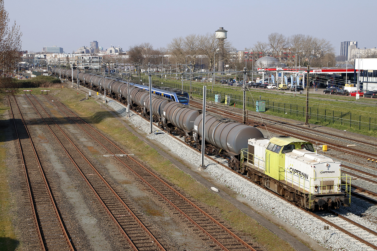 Captrain 102 mit einem Satz Kesselwagen am Haken,
Rotterdam Süd 23. März 2022.