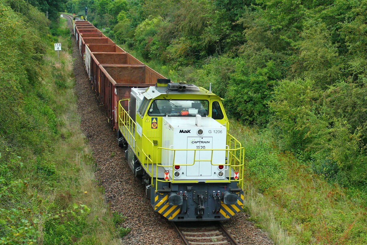 Captrain 1120 (9280 1275 820-9 D-RBB) mit einem leeren Schrottzug am 19.8.2021 zwischen Pößneck und Oppurg. Als Zuglok diente die baugleiche Captrain 1123