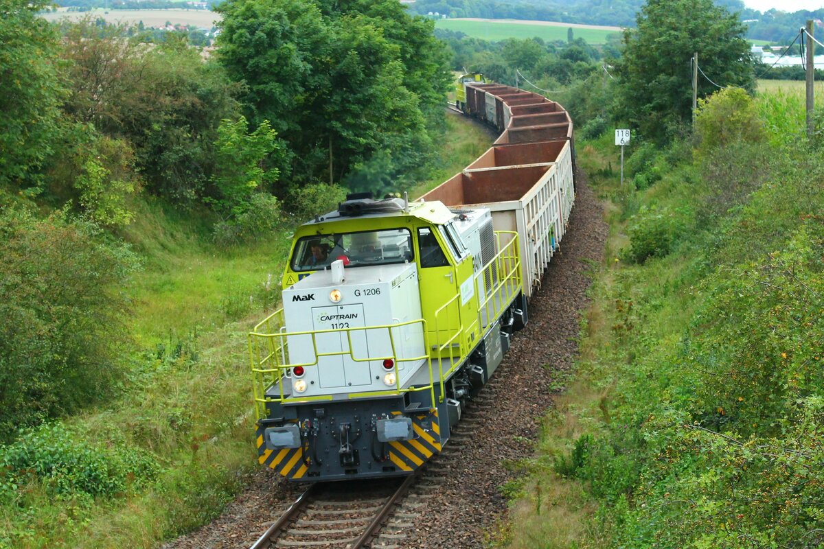 Captrain 1123 (9280 1275 120-4 D-RBB) zusammen mit ihrer Schwesterlok 1120 und einem leeren Schrottzug am 19.8.2021 zwischen Pößneck und Oppurg.