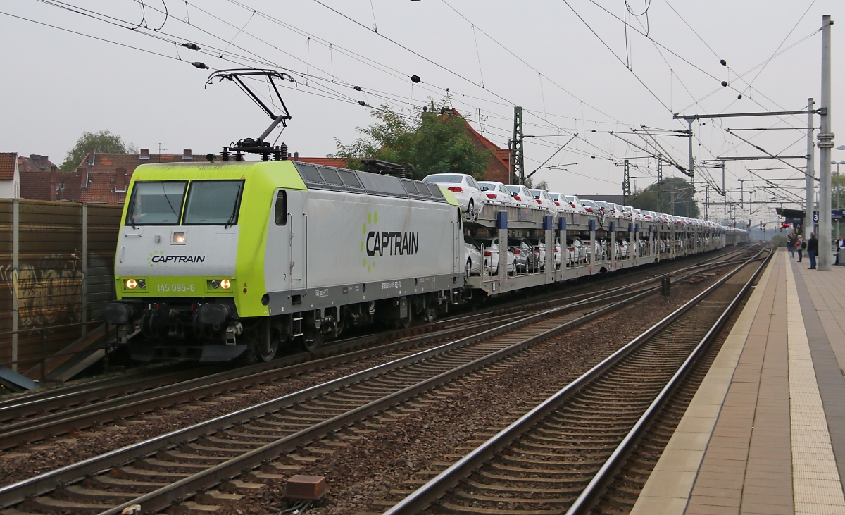 Captrain 145 095-6 mit Autotransportzug aus Richtung Seelze kommend. Aufgenommen in Hannover Linden-Fischerhof am 02.10.2014.