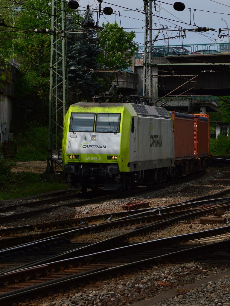 CAPTRAIN 145 095-6 mit einem Kastelzug aus Richtung Hafen kommend in den Harburger Bahnhof einfahrend. Samstag den 9.5.2015