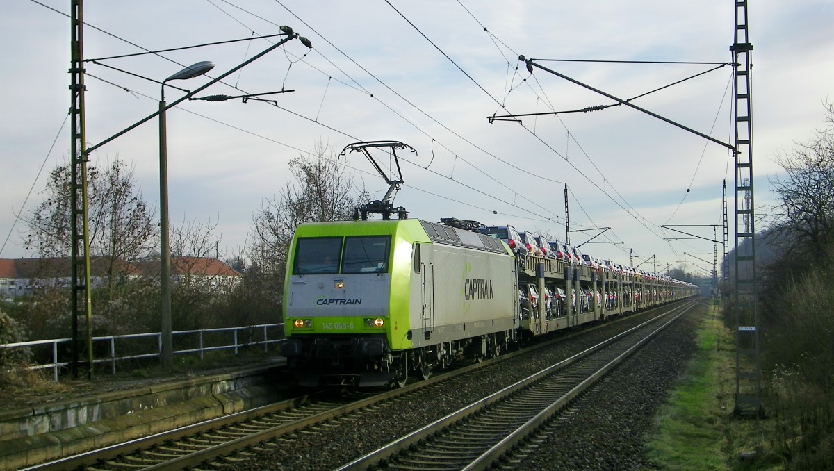 Captrain 145 095-6 zieht gleich einen vollen Zug neuer Skodas durch den Hp Dresden-Stetzsch Richtung Coswig (21.12.2013)