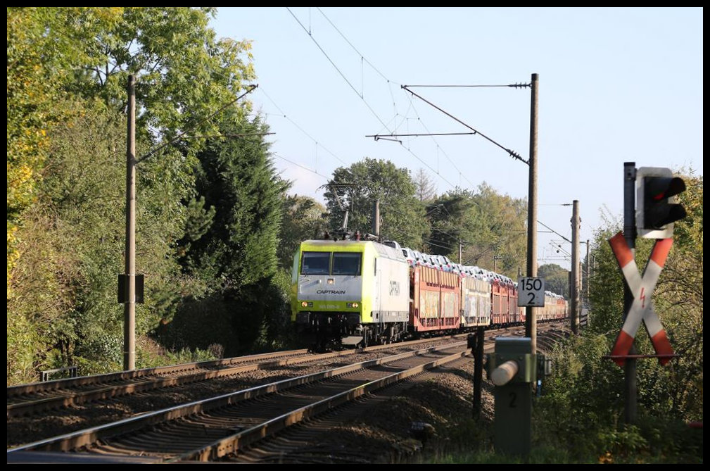 Captrain 145095-6 ist hier nahe Westerkappeln Velpe mit einem Autotransportzug um 11.45 Uhr in Richtung Rheine unterwegs.