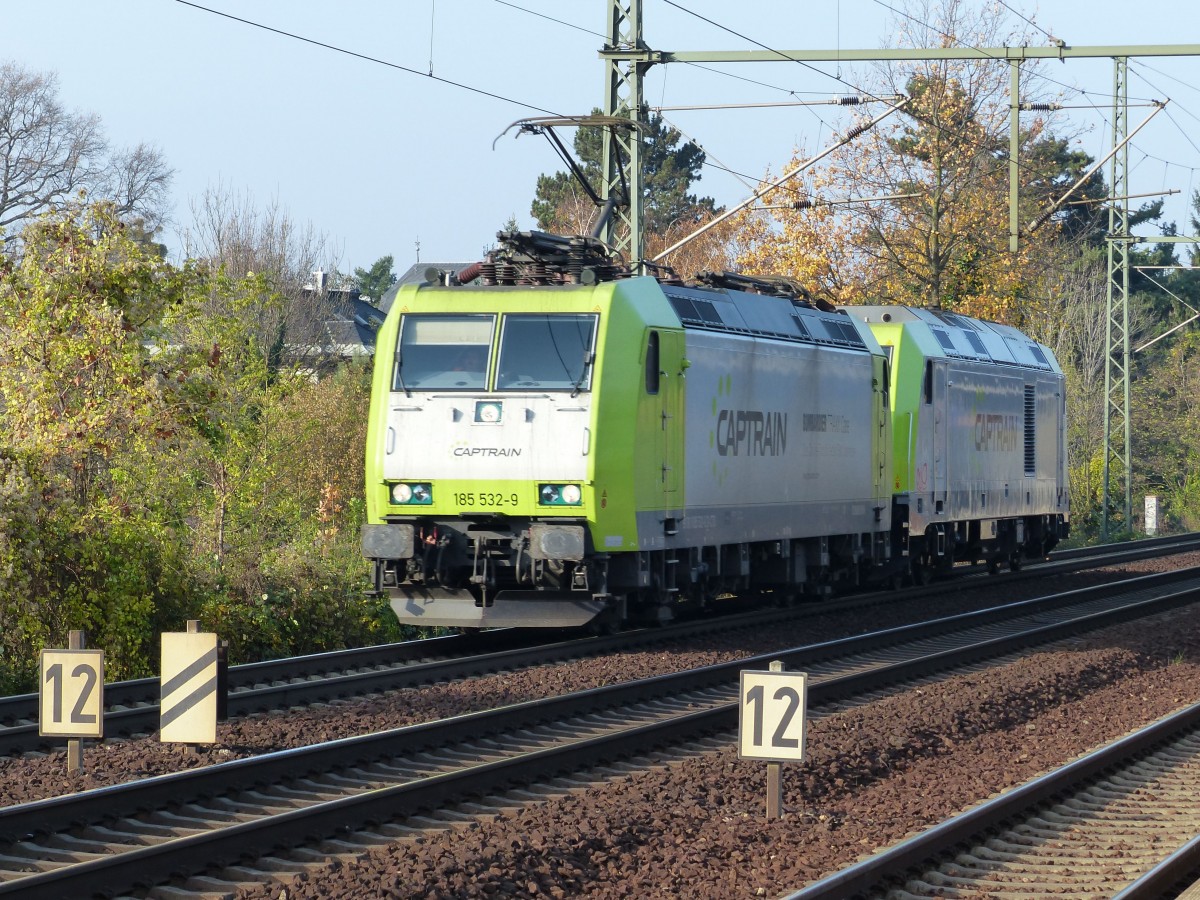 Captrain 185 532 und 185 117 fahren am 14.11.2014 durch Dresden-Strehlen.