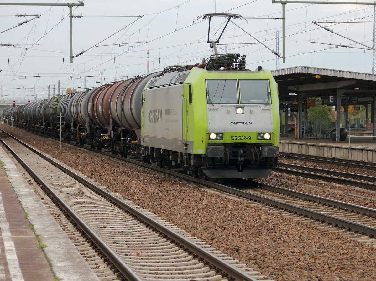 Captrain 185 532-9 am 23. Oktober 2013 im Bereich des Bahnhofes Berlin Schnefeld Flughafen mit einem Kesselzug.
