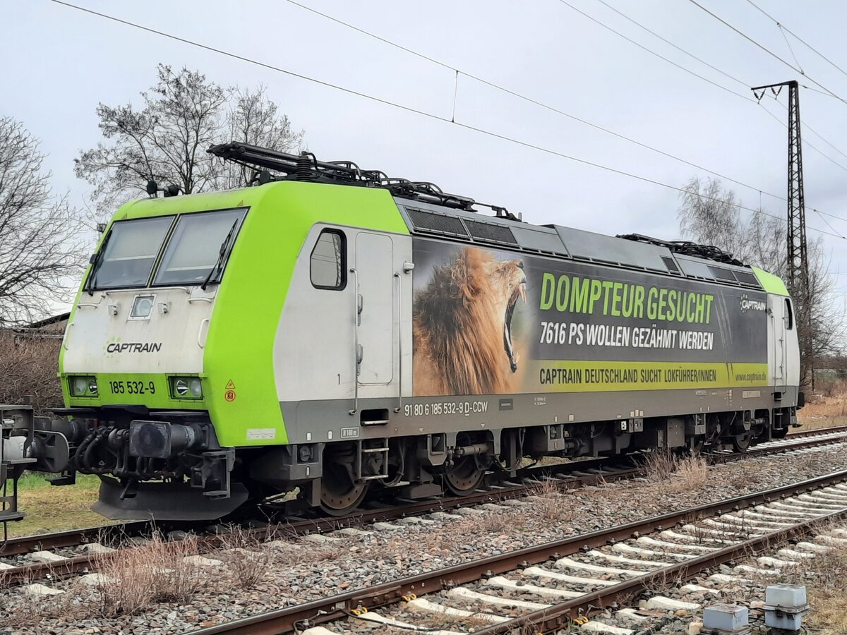 Captrain 185 532-9 pausiert am 18.02.2022 in Großkorbetha. Vom Bahnsteig aus fotografiert.