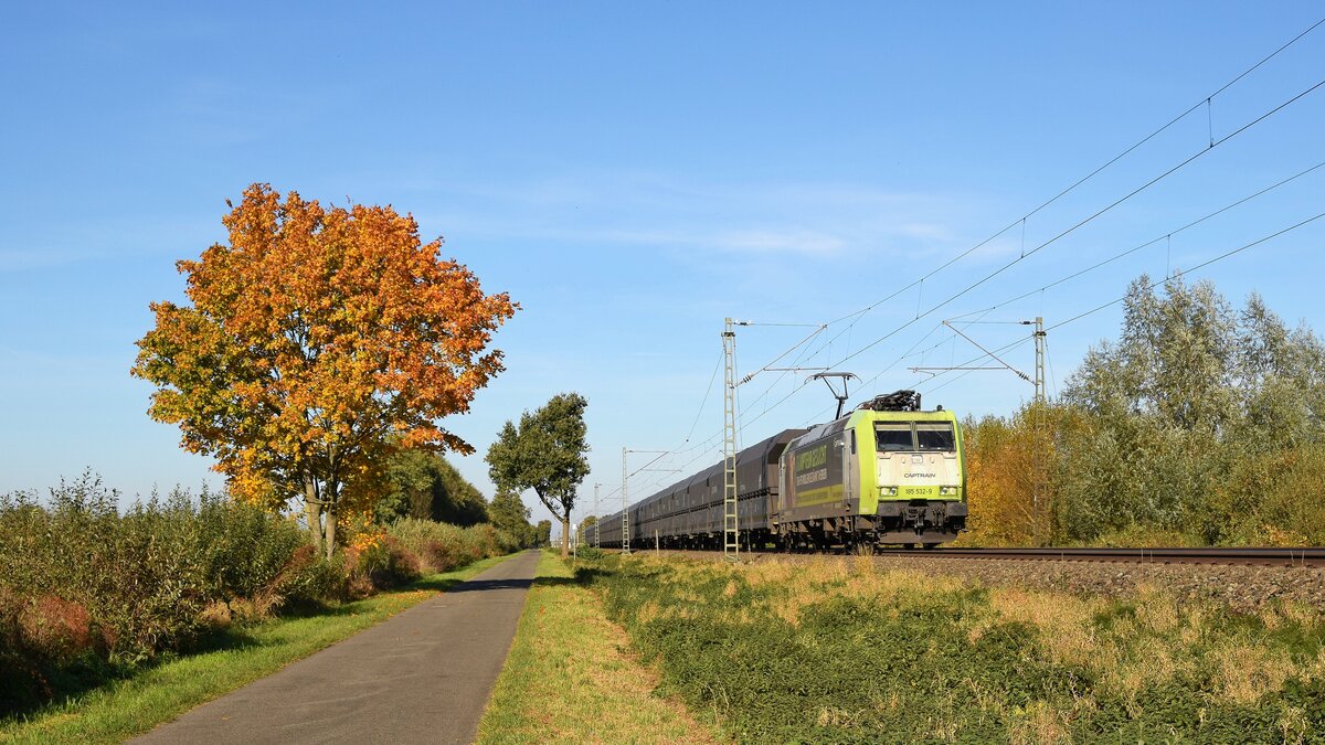 Captrain 185 532  DOMPTEUR GESUCHT , vermietet an CCW, mit leerem Schttgutwagenzug DGS 89249 Bremen Stahlwerke - Bottrop Sd (zwischen Lembruch und Diepholz, 28.10.2021).