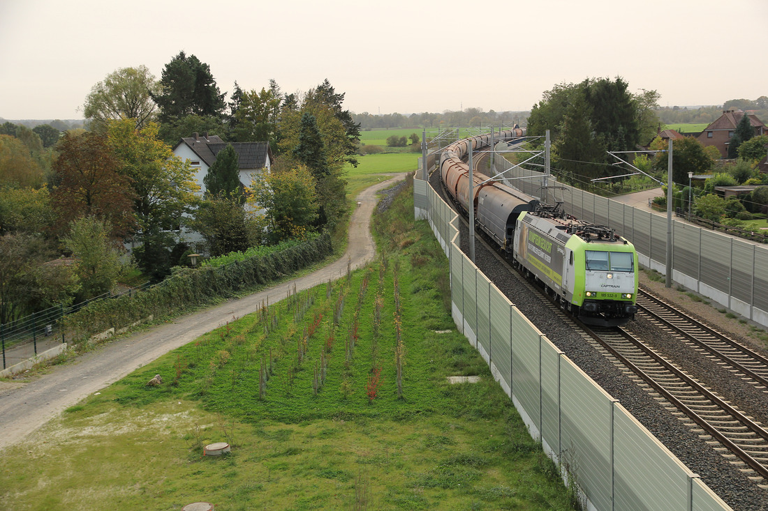 Captrain 185 532 mit einem Getreide-Ganzzug.
Aufgenommen am 20. Oktober 2017 in Verden (Aller).