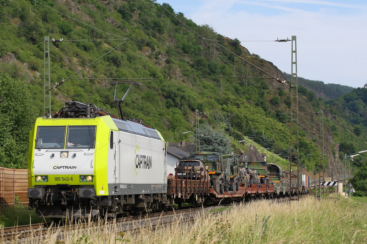 Captrain 185 543 mit Militärfahrzeugen am 08.06.2024 bei Braubach.