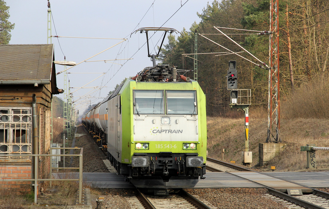 Captrain 185 543 passiert mit Flüssiggas-Kesselwagen den Bahnhof Fangschleuse.
Aufnahmedatum: 24. März 2018