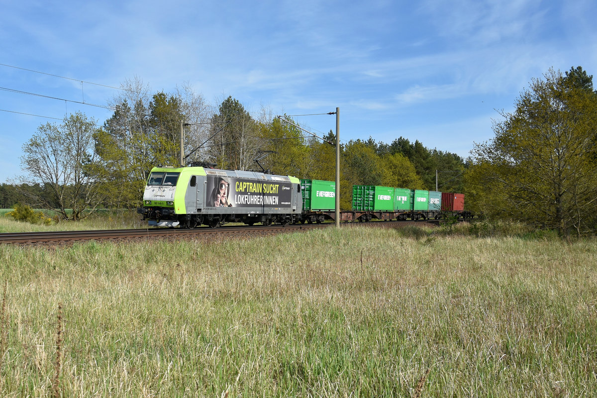 Captrain 185 548-5 mit einem Containerzug unterwegs in Richtung Hamburg. 3km östlich von Büchen, 08.05.2020