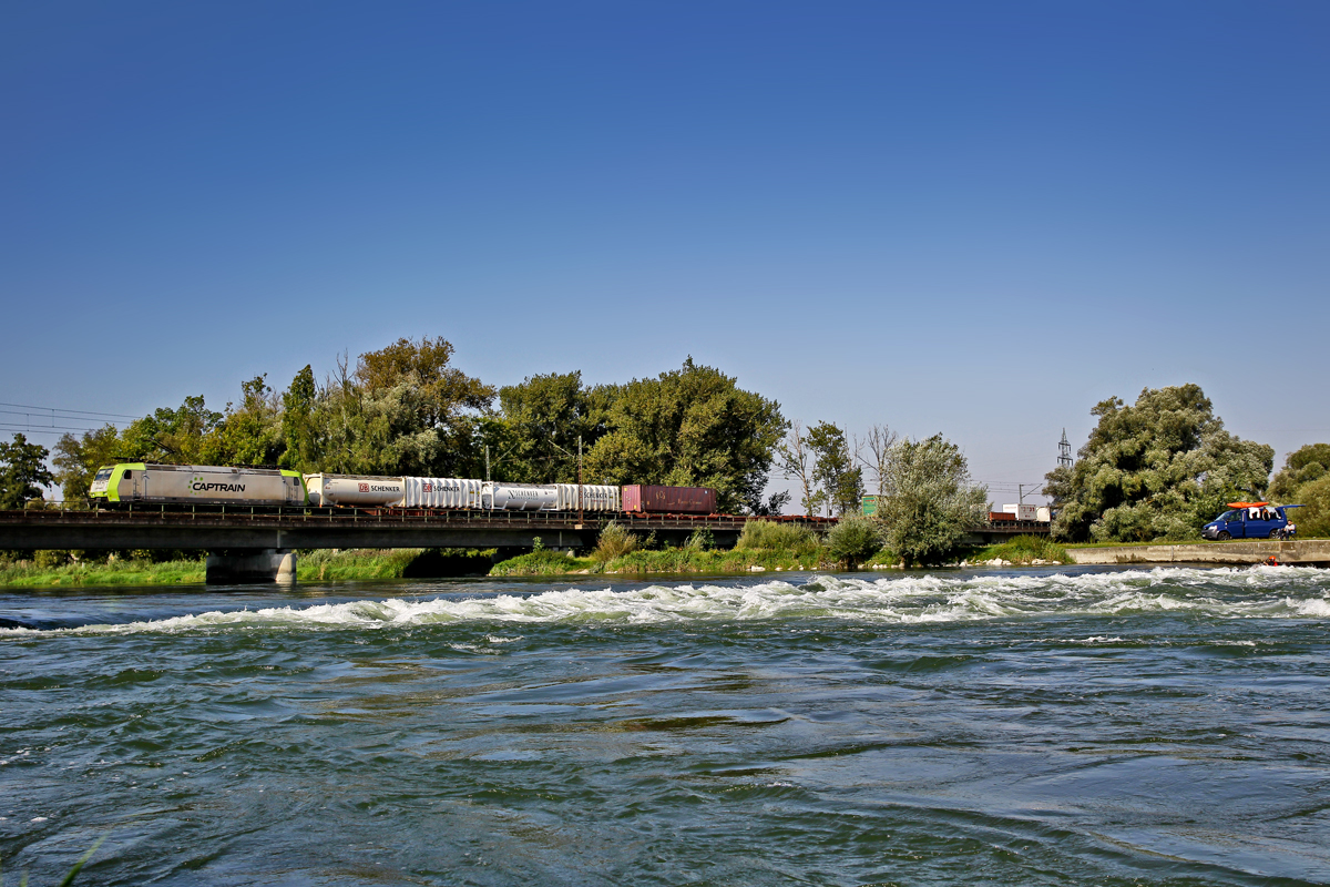 Captrain 185 549-3 fährt mit einem KLV Zug in Plattling über die Isarbrücke.Bild vom 9.9.2016