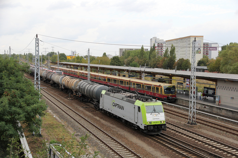 Captrain 185 580 mit einem Kesselwagen-Zug auf dem östlichen Berliner Außenring, in Höhe der S-Bahn-Station  Springpfuhl .
Aufnahmedatum: 30. September 2016.