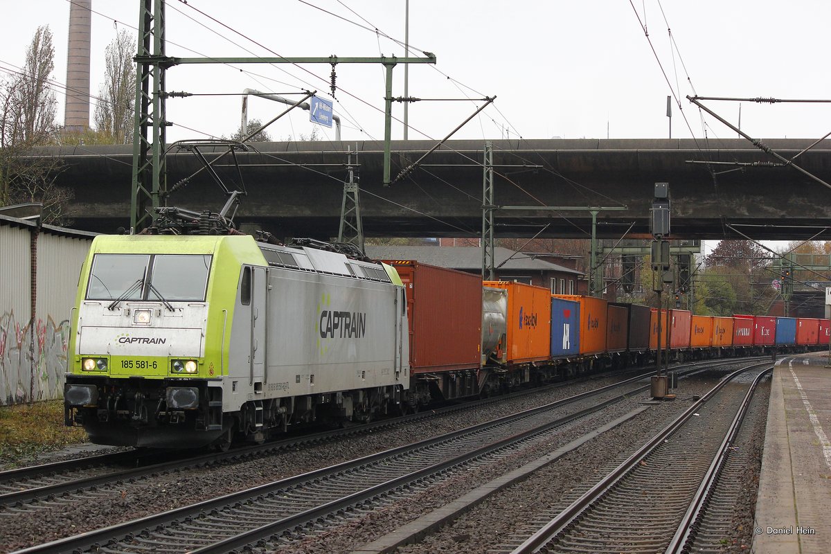 Captrain 185 581-6 mit einem Containerzug in Hamburg Harburg, am 15.11.2016.