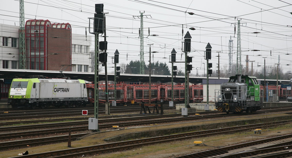 Captrain 185 598-0 macht Pause in Cottbus. Schn fr die Fotografin, dass die Vossloh noch mit auf`s Bild gerutscht ist. 25.03.2016, 9:57 Uhr