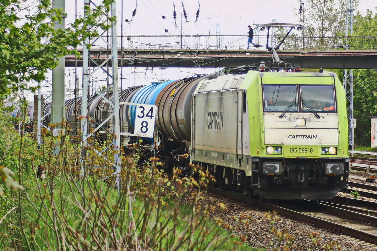 Captrain 185 598-0 mit einem Kesselzug durchfährt den Bahnhof Terminal 5 (Flughafen Schönefeld) am 05. Mai 2022.
