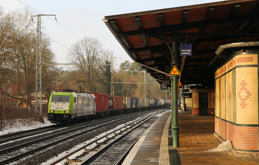 Captrain 185 650 mit einem Containerzug aus Hamburg mit Fahrtziel Frankfurt (Oder).
Fotografiert am 14. Januar 2017 in Berlin-Wilhelmshagen.