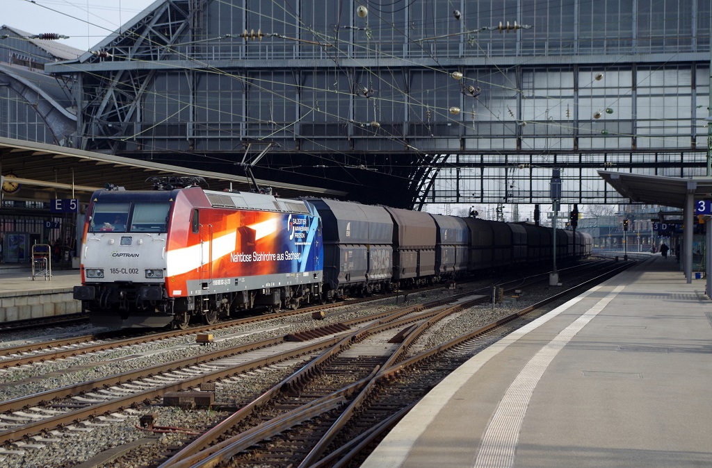 Captrain 185 CL-002 mit Kokskohlezug am 07.03.2014 in Bremen Hbf gen Nord. 