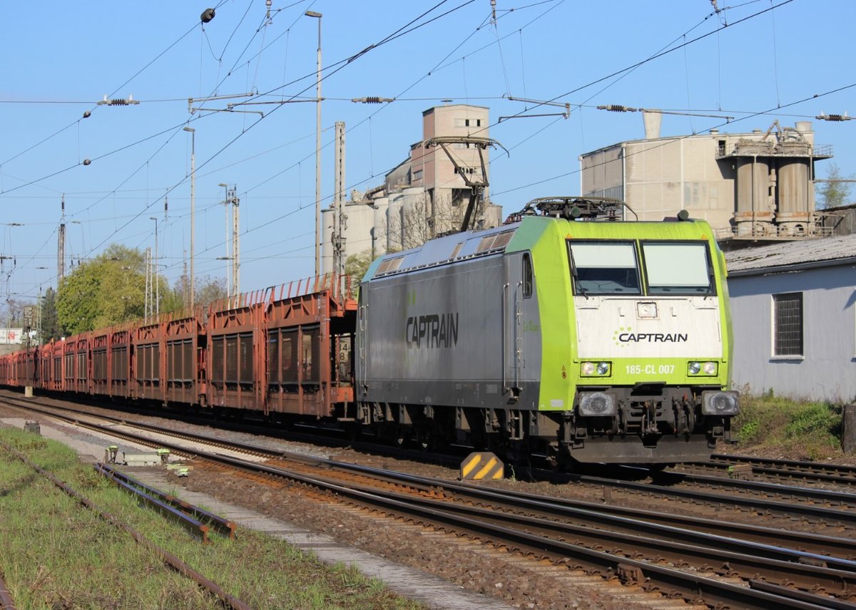 Captrain 185-CL 007 (185 507-1) fährt am 19.04.2017 mit leerem Autozug durch Hannover-Misburg.